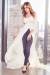 사라 제시카 파커가 자신의 이름을 딴 새로운 형태의 웨딩 드레스 브랜드를 론칭했다. 사진은 청바지와 함께 매치한 웨딩 팬츠 스타일. 