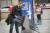 미국 시카고 데일리 센터 광장에서 14일(현지시간) 시민들이 총기 공유 스테이션 설치 작품을 살펴보고 있다. [AFP=연합뉴스]