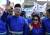 지난 4월28일 선거 등록에 나선 말레이시아 나집 라작 총리와 그의 부인 로스마 만소르 여사가 시민들에게 손을 흔들고 있다. 지난 9일 치러진 총선에서 패배한 나집 전 총리는 당국으로부터 출국 금지 조치를 받았다. [AFP=연합뉴스] 