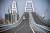 유럽에서 가장 긴 다리인 크림교가 15일(현지시간) 1차 개통했다. 러시아 남부 크라스노다르주와 크림반도의 케르치를 잇는 19km 길이의 이 다리의 건설에는 약 1200억원이 투입됐다. [AP=연합뉴스]