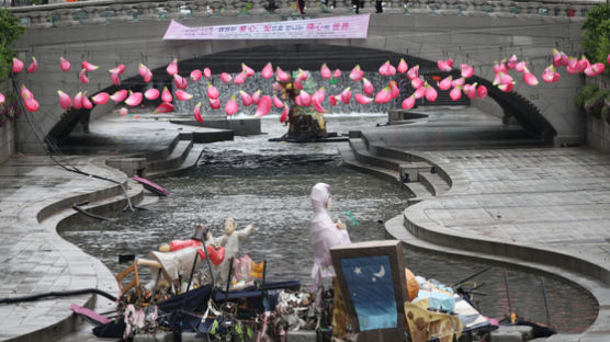 기습 폭우 내린 서울…자전거 타던 시민 휩쓸려 사망 