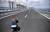 한 여기자가 15일(현지시간) 개통식을 앞두고 크림교의 사진을 찍고 있다. 1차 개통된 왕복 4차선의 자동차 도로는 하루 4만대의 차량 소통이 가능하다. [AP=연합뉴스]