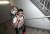 비경쟁 부문 최연소 참가자 성재민2016년 12월생)양이 아빠 성준욱씨에게 엎힌 채 102층 계단을 오르고 있다. 오종택 기자