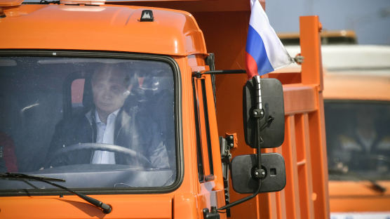 [서소문사진관]푸틴, 트럭 몰고 유럽 최장 '크림교' 개통식 참석