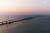 지난 2017년 8월 29일 건설중인 크림교. 바다를 가로질러 세워진 크림교 기둥의 깊이는 90미터에 이른다. [EPA=연합뉴스]