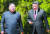 김정은 북한 국무위원장(왼쪽)과 시진핑 중국 국가주석이 지난 8일 중국 다롄 동쪽 외곽 해변에 있는 방추이다오 영빈관에서 만나 산책하면서 대화하고 있다. [연합뉴스]