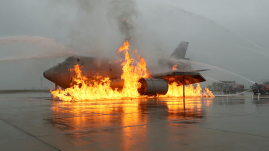 [서소문사진관]불타는 비행기에서 탈출, ‘항공기 사고 위기대응 종합훈련’ 열려