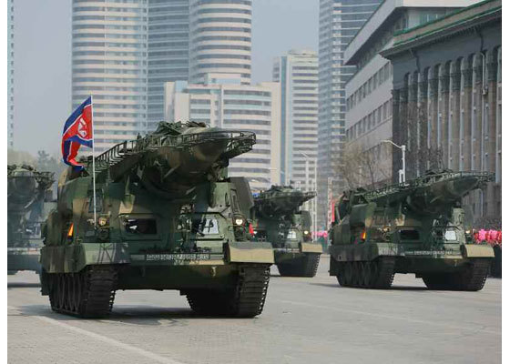 지난 4월 15일 김일성 생일 기념 열병식에서 북한이 처음으로 공개한 신형 스커드미사일. 윗부분에 카나드(보조날개)가 달렸다. 군 당국은 이 미사일이 북한이 개발한 대함탄도미사일(ASBM)일 가능성이 있다고 보고 있다. [사진 노동신문]