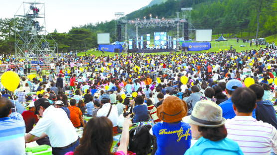 골프장 그린서 즐기는 아이돌 콘서트