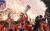 아틀레티코 마드리드 공격수 앙투안 그리즈만(가운데)이 유로파리그 결승전 직후 우승트로피를 번쩍 들어올리며 환호하고 있다. [EPA=연합뉴스]