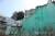 6년전 사고의 흔적이 그대로 남아있는 후쿠시마(福島) 제1원전의 원자로 건물 외부 모습. 원자로 건물 외부는 사고 당시처럼 벽의 일부가 떨어져 나가 있고 지붕 쪽에서는 수소 폭발로 무너져 내린 지붕이 자갈 더미가 돼 남아 있다. [연합뉴스]