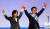  더불어민주당 추미애 대표(왼쪽)와 허태정 대전시장 후보가 지난 11일 대전 유성구 호텔 ICC에서 열린 6·13 지방선거 필승결의대회에서 두 손을 맞잡고 인사하고 있다. [연합뉴스]