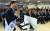 김경수 더불어민주당 경남지사 후보가 17일 오후 경남 창원시 의창구 STX빌딩에서 열린 선거사무소 개소식에서 발언을 하고 있다. [뉴스1]