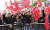 다음달 24일 치러지는 대통령 선거를 앞두고 11일(현지시간) 터키 하카리에서 열린 야당 대선 후보의 유세장에서 지지자들이 국민들이 국기를 흔들고 있다. [AP=연합뉴스]