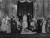 1947년 엘리자베스 2세 여왕과 필립공의 결혼기념사진. 부케 없이 촬영했다. 부케는 결혼식이 끝난 뒤 부엌 식기 수납공간 위에 놓여 있었다고 한다. 