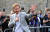  해리 왕자가 18 일 영국 윈저성에서 손을 흔들고 있다. [로이터=연합뉴스]
