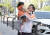 김문수 자유한국당 서울시장 후보가 성동구 성동장애인종합복지관 앞에서 지나가는 어린이를 안아 올리고 있다. / 사진·이경훈