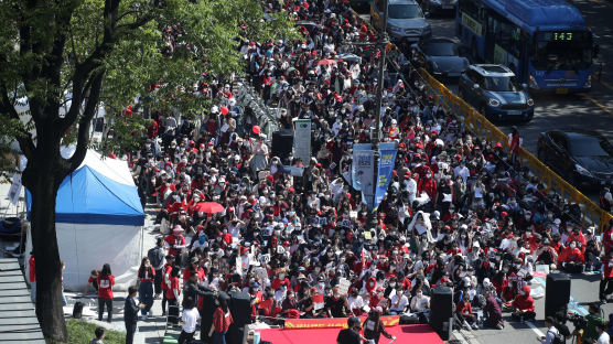 ‘홍대몰카 편파수사’ 여성 1만명 시위…일부 남성 “염산 챙기고 출발한다” 협박