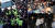 2017년 박근혜 전 대통령의 삼성동 사저 주변에서 벌어진 지지자들과 경찰 간의 충돌(왼쪽). 오른쪽 사진은 2016년 11월 한미FTA 반대 집회 당시 시위대에 폭행을 당한 종로경찰서장의 모습. [중앙포토·연합뉴스]