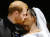 19일(현지시간) 낮 12시 영국 런던의 세인트조지 성당에서 결혼식을 마친 후 해리 왕자가 메건에게 키스를 하고 있다. [AFP=연합뉴스]