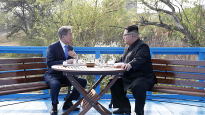 日 언론 “김정은, 도보다리 산책서 문재인 속였다”