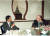 1996년 10월 구본무 회장(왼쪽)이 잭 웰치 前 GE 회장과의 미팅에서 경영혁신에 대한 의견을 나누고 있는 모습. [사진 LG]