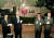 1995년 1월 LG CI 선포식을 마친 뒤 당시 구자경 회장(왼쪽 세 번째)과 구본무 부회장(왼쪽 첫 번째)이LG트윈타워 표지석 제막식을 하고 있다. [사진 LG]