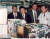 1995년 10월 구본무 회장(왼쪽 두 번째)과 허창수 당시 LG전선 회장(세 번째)이 LG전자 평택공장을 찾아 라인을 점검하고 있다. [사진 LG]