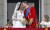 2011년 4월29일(현지시간) 결혼식을 마치고 버킹엄궁 발코니에 모습을 드러낸 윌리엄 왕세손과 신부 케이트 미들턴이 &#39;웨딩 키스&#39;를 선보이고 있다. 발코니 웨딩키스는 찰스 왕세자와 다이애나비 결혼식 때 처음 시작된 전통이다. [EPA=연합뉴스]