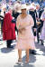 옅은 핑크색 드레스와 꽃 장식이 돋보이는 넓은 챙 모자를 써 완벽한 로열 하객 패션을 연출한 오프라 윈프리.[사진 AFP=연합뉴스]