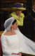 영국의 여왕 엘리자베스 2세가 손자의 신부 메건 마클을 유심히 바라보고 있다. [AFP=연합뉴스]