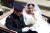  19일(현지시간) 낮 12시 세인트조지 성당 에서 결혼식을 마친 뒤 오후 1시부터 해리-마클 부부는 마차를 타고 25분 동안 윈저 마을을 순회했다. [AP=연합뉴스]