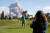 19일(현지시간) 미국 하와이에서 관광객들이 킬라우에아 화산의 분화구인 할레마우마우에서 솓구치는 화산재를 배경으로 사진을 찍고 있다. [로이터=연합뉴스] 