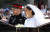 19일(현지시간) 낮 12시 세인트조지 성당에서 결혼식을 마친 뒤 오후 1시부터 해리-마클 부부는 마차를 타고 25분 동안 윈저 마을을 순회했다. [AP=연합뉴스]
