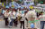 그린피스, 세계자연기금(WWF), 환경운동연합 주최로 20일 오후 서울 청계광장에서 &#39;기후행진 2018&#39; 행사가 열렸다. 참가자들이 북극곰 인형을 앞세우고 세종대로를 따라 행진하고 있다. 변선구 기자