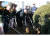 북한 김정은과 리설주가 지난해 3월 2일 북한 식수절(식목일)에 만경대 혁명학원을 찾아 원아들과 함께 나무를 심었다. [중앙포토]