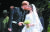 지난 19일(현지시간) 영국 윈저성 세인트 조지 채플에서 결혼식을 마치고 나와 시민들 앞에서 첫 &#39;웨딩 키스&#39;를 선보이고 있는 해리 왕자(왼쪽)와 메건 마클. [UPI=연합뉴스] 