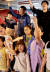 홍아랑 학생기자(가운데 보라색)가 극단 &#39;끼리&#39; 어린이 배우들과 공연 한 장면을 연습하고 있다.