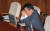 자유한국당 염동열 의원이 21일 국회 본회의장에서 투표 결과를 초조하게 기다리고 있다. 강정현 기자