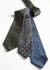남색 양복에는 작은 꽃무늬가 들어간 그린, 블루, 그레이 컬러 넥타이를 즐겨 맨다. 