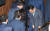 자유한국당 염동열 의원(오른쪽) 21일 국회 본회의장에서 체포동의안 표결이 시작되자 더불어민주당 의원들에게 인사하고 있다. 강정현 기자 