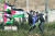 팔레스타인 가자지구에서 벌어진 반이스라엘 시위에서 부상자가 후송되고 있다. 왼쪽은 팔레스타인 국기. [EPA=연합뉴스]