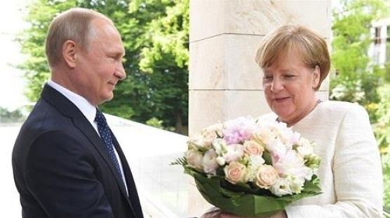 메르켈에 꽃다발 선물한 푸틴…독일 언론 "예의 아닌 모욕"
