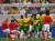2006 독일월드컵 조별리그 G조 첫경기 한국과 토고전에서 0-1로 끌려가던 후반 9분 이천수가 정교한 오른발 프리킥을 하고 있다. 공은 왼쪽 골포스트 코너로 크게 휘어 동점골이 됐다. [중앙포토]
