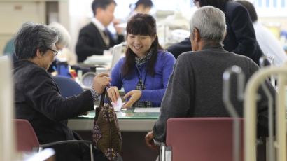 “2040년 3분의1이 노인, 의료·연금 비용 190조엔" 패닉의 일본