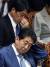 일본 국회에 나란히 출석한 아베 신조 일본 총리와 오노데라 이쓰노리 방위상의 모습. 아베 내각에선 방위성 문서와 관련된 은폐 의혹이 끊이지 않고 있다.[EPA=연합뉴스] 