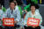지난 17일 민주평화당 조배숙 대표(오른쪽), 장병완 원내대표가 광주 동구 금남로에서 열린 5ㆍ18 민주화운동 38주년 전야제에 참석해 손팻말을 들고 있다. [연합뉴스]