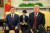 미국 워싱턴 DC를 공식 실무방문 중인 문재인 대통령이 22일 오후(현지시간) 백악관 오벌오피스에서 열린 한·미 정상 단독회담에서 도널드 트럼프 미 대통령과 나란히 앉아 있다. [연합뉴스]