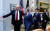 미국을 찾은 문재인 대통령이 22일 오전(현지시간) 백악관에 도착해 도널드 트럼프 미국 대통령의 안내를 받으며 회담장으로 들어가고 있다. 청와대사진기자단 