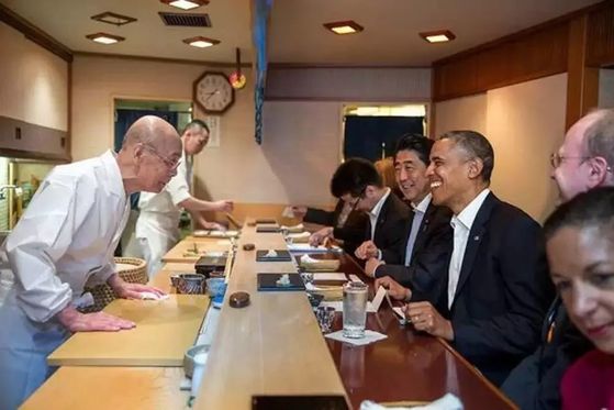  2014년 4월 일본을 방문한 오바마 당시 미국 대통령은 아베 신조 일본 총리와 스키바야시 지료를 찾아 스시를 먹으며 담소를 나눴다. 두 정상은 모두 넥타이를 매지 않았다.             [중앙포토]